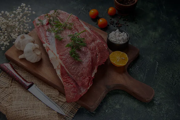 قطع اللحم على لوح التقطيع